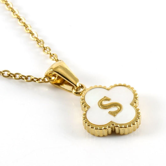 Collar Trébol con inicial - ¡Lévate 2 por el precio de 1! Cadena dorada de acero inoxidable con dije de trébol, incrustación blanca y letra S en relieve, expuesta sobre fondo blanco.