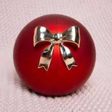 Cargar imagen en el visor de la galería, Esfera con rosa eterna y collar de corazones grabados - Moroveta