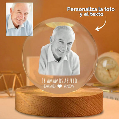 La Esfera de Cristal de los recuerdos puede personalizarse con tu foto y texto, como una imagen en blanco y negro y el mensaje "Te amamos abuelo DAVID ♥ ANDY", para un regalo único y especial.