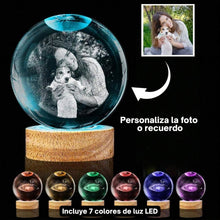 Cargar imagen en el visor de la galería, La Esfera de Cristal de los recuerdos muestra tu foto grabada en cristal sobre una base de madera con luces LED. Personalízala con tu imagen favorita; disponible en seis colores distintos.