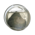 Experiencia Perlitta - Ostra real presenta una gran concha marina parecida a las ostras con perla, conservada en un recipiente transparente y redondo lleno de líquido. Vista desde arriba, se aprecian los patrones circulares de la concha y un toque de aire en la parte superior.