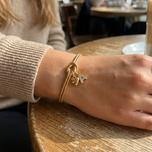Pulsera dorada con inicial y dije de corazón