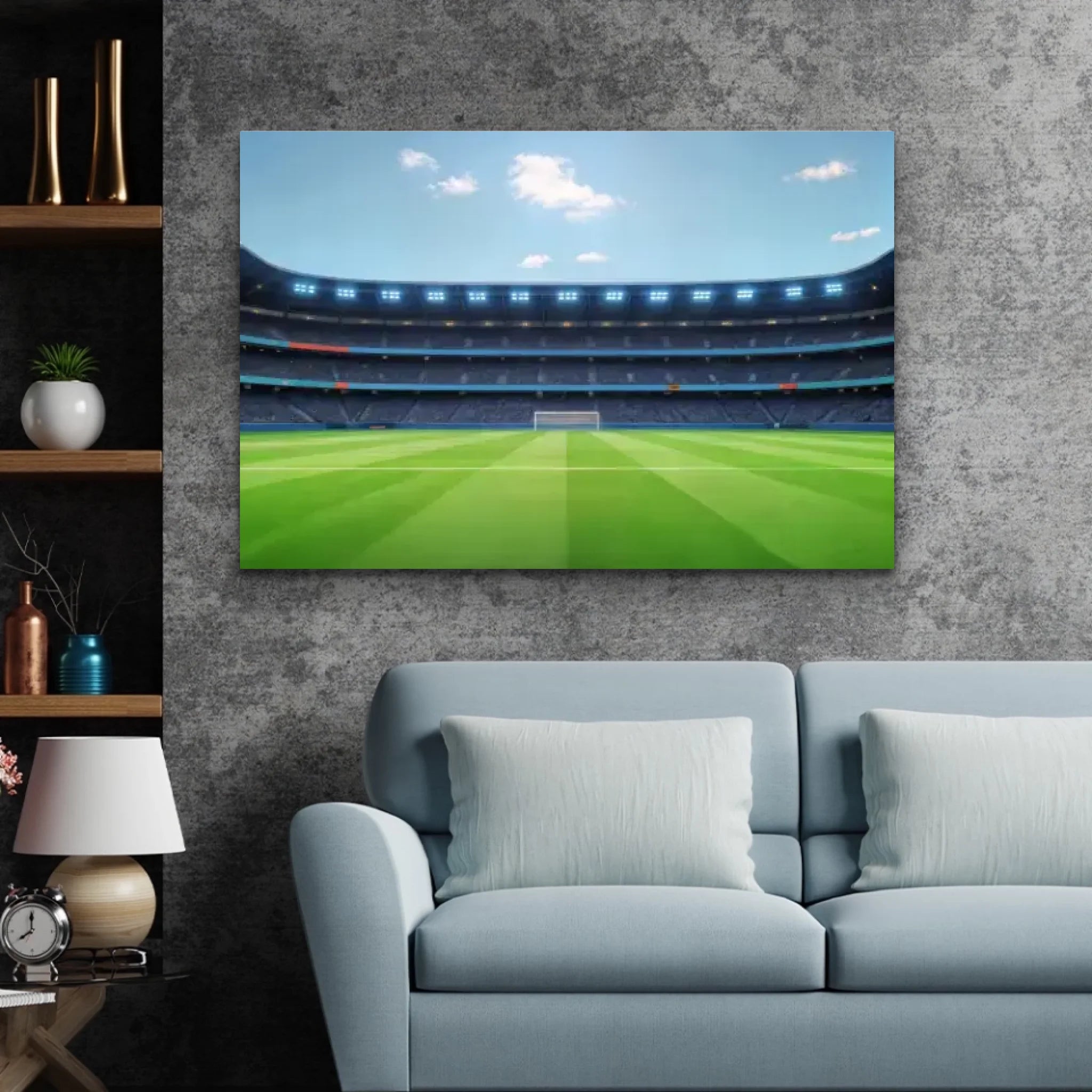 Un salón con un sofá azul claro y un lienzo personalizado "El equipo soñado de papá - Fútbol" de un estadio de fútbol colgado en una pared de textura gris sobre él. Las estanterías decorativas de la izquierda crean un acogedor espacio de regalo familiar.