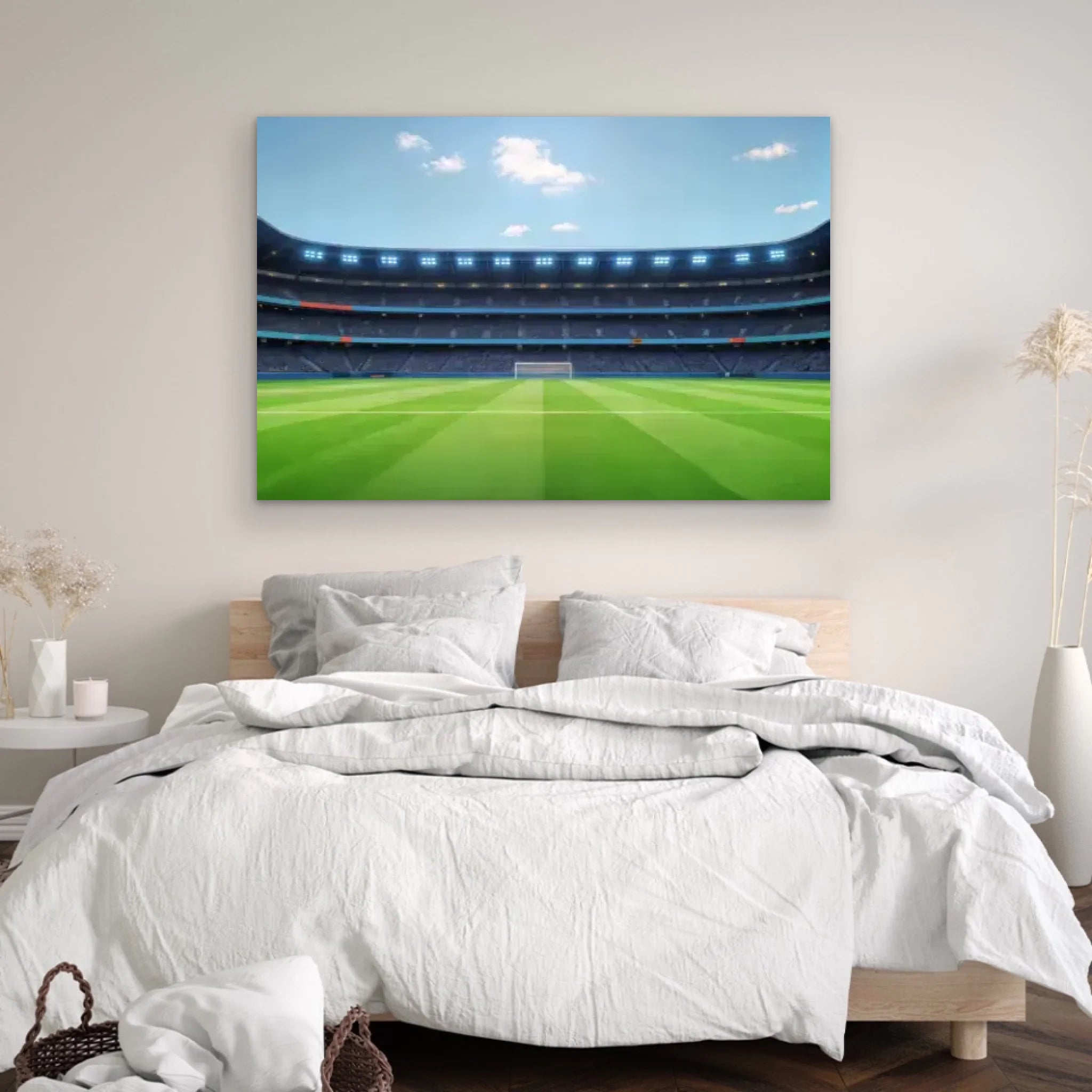 Un acogedor dormitorio con una cama bien hecha y ropa de cama blanca luce el lienzo personalizado "El equipo soñado de papá - Fútbol" encima del cabecero, con una escena de un estadio de fútbol. Las plantas secas añaden un toque decorativo a la habitación.