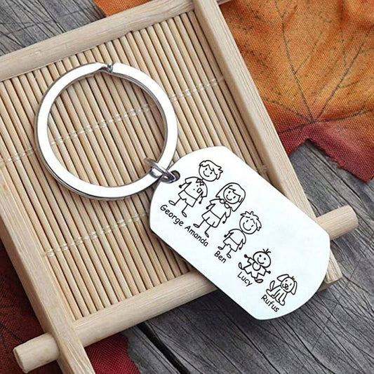 El Llavero Familia personalizable es de acero inoxidable con una placa metálica grabada por láser que muestra figuras de dos adultos, dos niños y un perro, junto a los nombres George, Amanda, Ben, Lucy y Rufus.