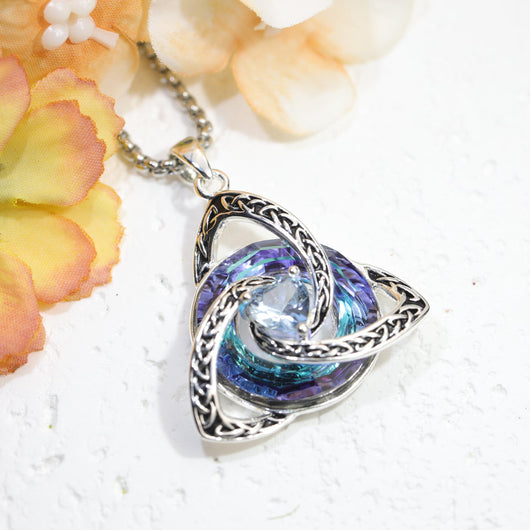 Collar Nudo de bruja con piedra de nacimiento