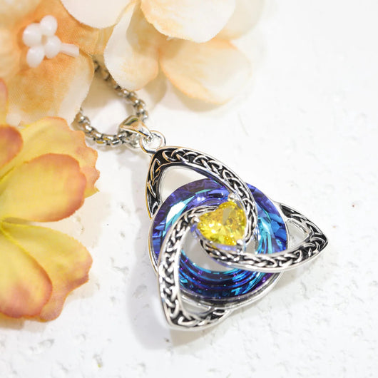 Collar Nudo de bruja con piedra de nacimiento