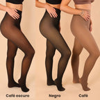 Tres mujeres, una al lado de la otra, llevan sendas Pantimedias térmicas PremFleece™ con costura elegante y cómoda (Oferta 1 + 1 GRATIS) en Café oscuro, Negro y Café. El fondo beige resalta estas elegantes pantimedias.