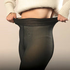 Una persona con suéter blanco estira la pretina de las pantimedias térmicas PremFleece™ con costura elegante y cómoda (Oferta 1 + 1 GRATIS), mostrando su elasticidad y ajuste. La imagen enfoca el abdomen, sin mostrar el rostro.