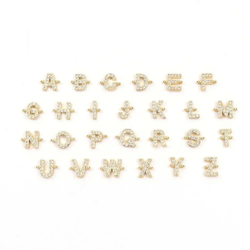 Pulsera ajustable con inicial (2X1): charms dorados con pedrería, de la A a la Z en cuatro filas. Personaliza tu pulsera eligiendo tu letra favorita. Un accesorio único y elegante para destacar tu estilo.