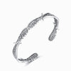 La Pulsera Alas de ángel es una pulsera brazalete de plata con detallados dibujos de alas de ángel, con un acabado pulido y abierto: un elegante y delicado regalo Abrazo del Cielo para sus seres queridos.