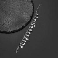 La Pulsera con 13 amuletos (2x1 limitado) de plata 925 presenta símbolos como signos de género y figuras geométricas, ideal para atraer energía positiva y lucirse como amuleto especial.