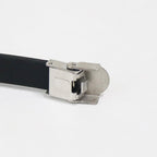 Primer plano de una "Pulsera con dedicatoria 'Madre a hijo'" sobre fondo blanco.