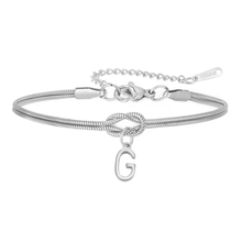 Cargar imagen en el visor de la galería, La pulsera de nudo con inicial es una delicada pieza plateada con cadena tipo serpiente, charm colgante de letra G y broche ajustable-el regalo inolvidable para alguien especial.