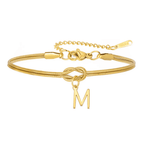 La Pulsera de nudo con inicial presenta un diseño de cadena tipo serpiente en color oro, con broche de langosta, cadena ajustable y dije colgante en forma de letra "M", ideal como regalo inolvidable.