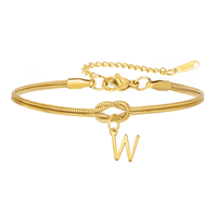 Una delicada Pulsera de nudo con inicial que incluye una cadena de serpiente dorada, cierre ajustable y un colgante con la letra W: un regalo inolvidable para alguien especial.