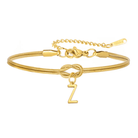 La Pulsera de nudo con inicial tiene un broche ajustable y un dije central con la letra Z, ideal como regalo inolvidable.