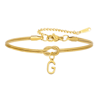 La Pulsera de nudo con inicial tiene un cierre ajustable y un colgante con la letra G: una elegante pulsera personalizada, ideal como regalo inolvidable.