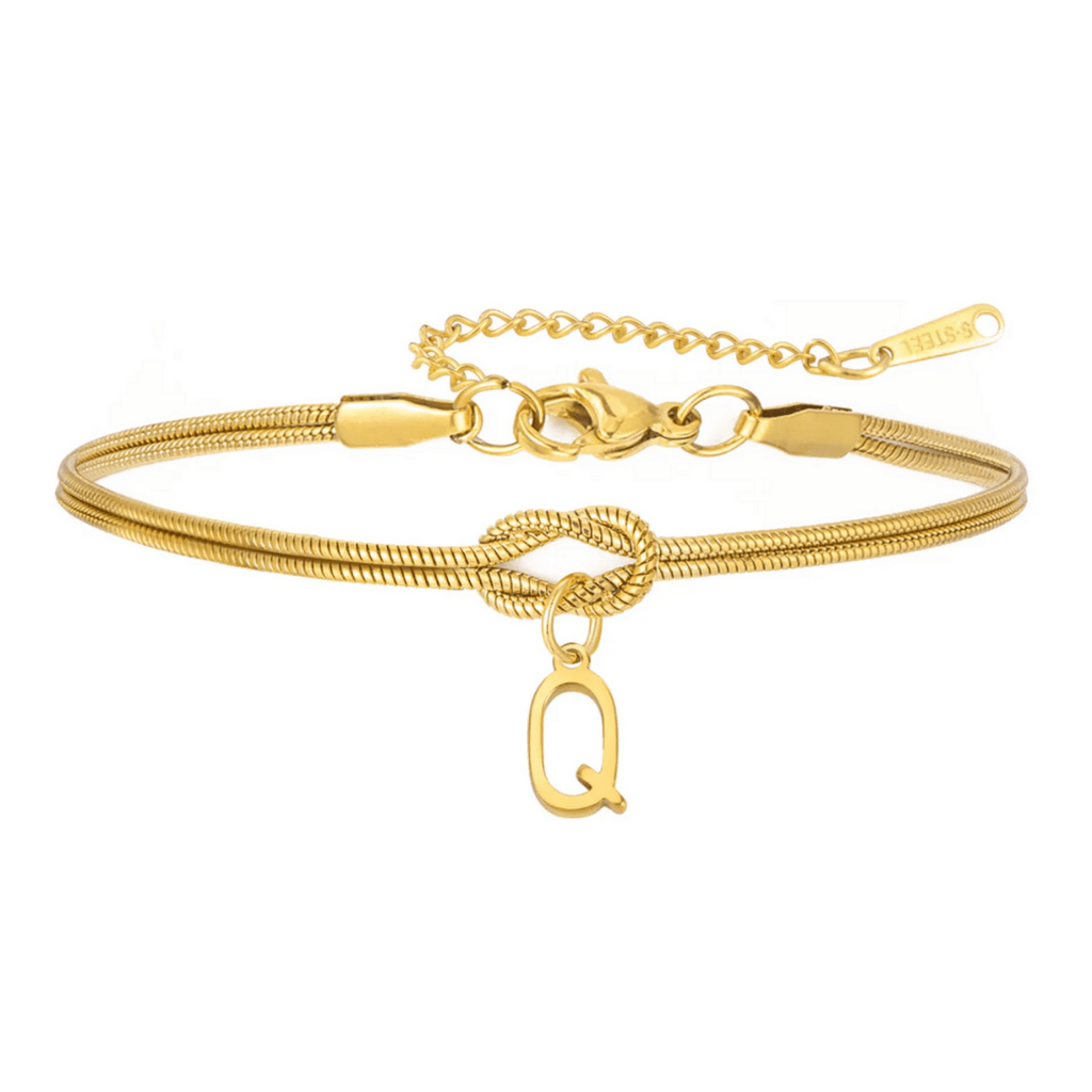 La Pulsera de nudo con inicial tiene una cadena de serpiente dorada, cierre ajustable y un colgante con la letra Q. Un regalo inolvidable para alguien especial.