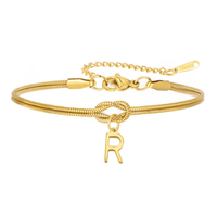 A Pulsera de nudo con inicial en dorado, con una fina cadena, charm de letra R colgante y cierre ajustable-el regalo perfecto e inolvidable para alguien especial.
