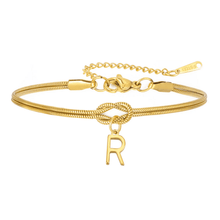 Cargar imagen en el visor de la galería, A Pulsera de nudo con inicial en dorado, con una fina cadena, charm de letra R colgante y cierre ajustable-el regalo perfecto e inolvidable para alguien especial.