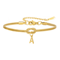 La Pulsera de nudo con inicial incluye una cadena de serpiente dorada con cierre ajustable y un colgante con la letra A: un regalo inolvidable para alguien especial.