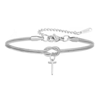 Pulsera de nudo con inicial: una fina pulsera plateada con diseño de nudo central y un dije personalizado con inicial. Incluye cadena ajustable y cierre seguro, ideal como regalo inolvidable para cualquier ocasión especial.