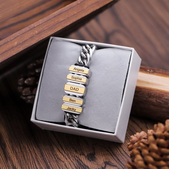 La Pulsera de cadena personalizada presenta placas doradas grabadas con Angela, Sophia, DAD, Ben y Jacky. Entregada en elegante caja gris sobre madera, es un regalo ideal para papá y una opción única de pulsera personalizada.