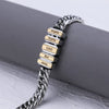 La Pulsera de cadena personalizada es una pulsera plateada con cinco cuentas rectangulares grabadas con nombres (Angela, Sophia, DAD, Ben y Jacky) y detalles en dorado que la hacen un regalo elegante para papá.