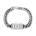 Pulsera de cadena personalizada en color plateado con cinco cuentas rectangulares grabadas: Sophia, Angela, DAD, Valentine y Christian. Ideal como regalo para padre, la pulsera muestra el broche visible en la parte superior.