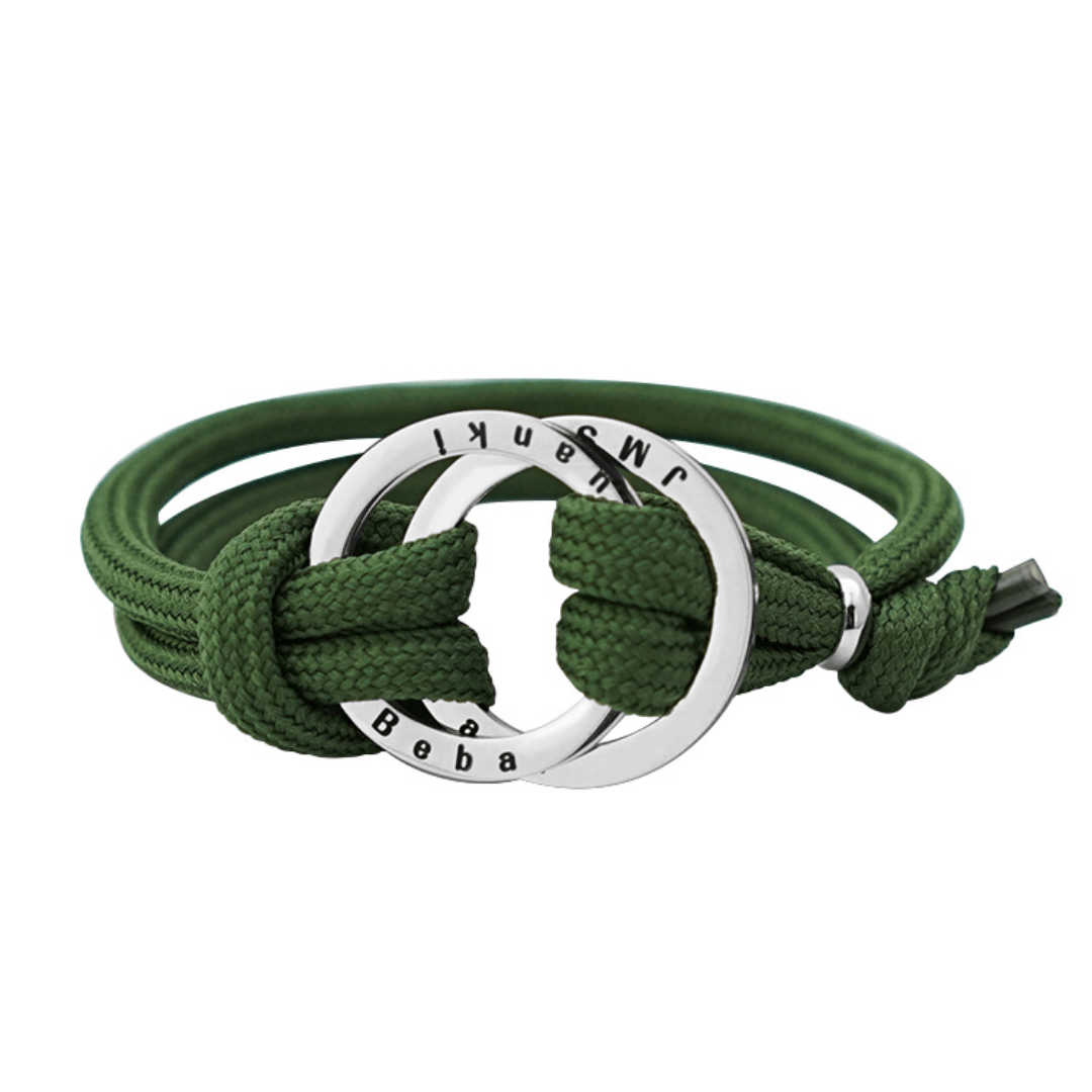 Pulsera de cuerda para hombre grabada en verde con dije circular plateado, personalizada con los nombres Smile, Beba y Luki. El diseño es moderno y sencillo, ideal como regalo especial para hombre.