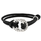 La Pulsera de cuerda para hombre grabada tiene un cordón negro y un colgante circular de plata grabado con los nombres Annabe, Oscar y Antony. El colgante está entretejido en el cordón con un nudo lateral, perfecto como regalo para hombre.