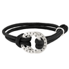 La Pulsera de cuerda para hombre grabada tiene un cordón negro y un colgante circular de plata grabado con los nombres Annabe, Oscar y Antony. El colgante está entretejido en el cordón con un nudo lateral, perfecto como regalo para hombre.