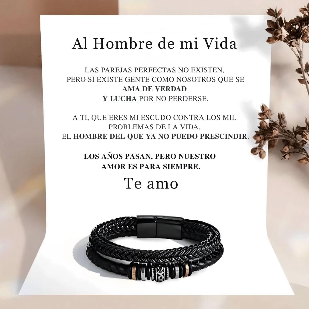 Detrás de la Pulsera de cuero - Al hombre de mi vida, con detalles metálicos, hay una nota con un romántico mensaje en español. Las flores secas marrones de la derecha añaden un toque cálido a este regalo de amor.