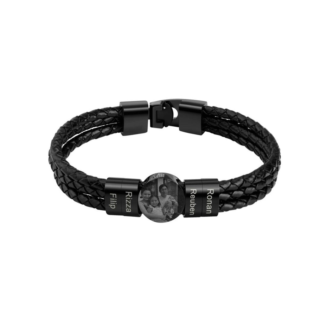 Pulsera de cuero con nombres y foto en color negro, personalizada para hombre con un charm redondo de foto familiar y dos etiquetas grabadas con los nombres Rizza, Filip, Roman y Reuben. Regalo original para hombre con cierre negro elegante.