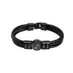 Pulsera de cuero con nombres y foto en color negro, personalizada para hombre con un charm redondo de foto familiar y dos etiquetas grabadas con los nombres Rizza, Filip, Roman y Reuben. Regalo original para hombre con cierre negro elegante.