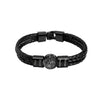 Pulsera de cuero con nombres y foto en color negro, personalizada para hombre con un charm redondo de foto familiar y dos etiquetas grabadas con los nombres Rizza, Filip, Roman y Reuben. Regalo original para hombre con cierre negro elegante.