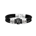 Pulsera de cuero con nombres y foto en color plateado, personalizada para hombre con cuatro cuentas grabadas ("Taylor," "Octaviano," "Felicias," "Will") y un dije central con foto grabada. Un regalo original y memorable para hombre.