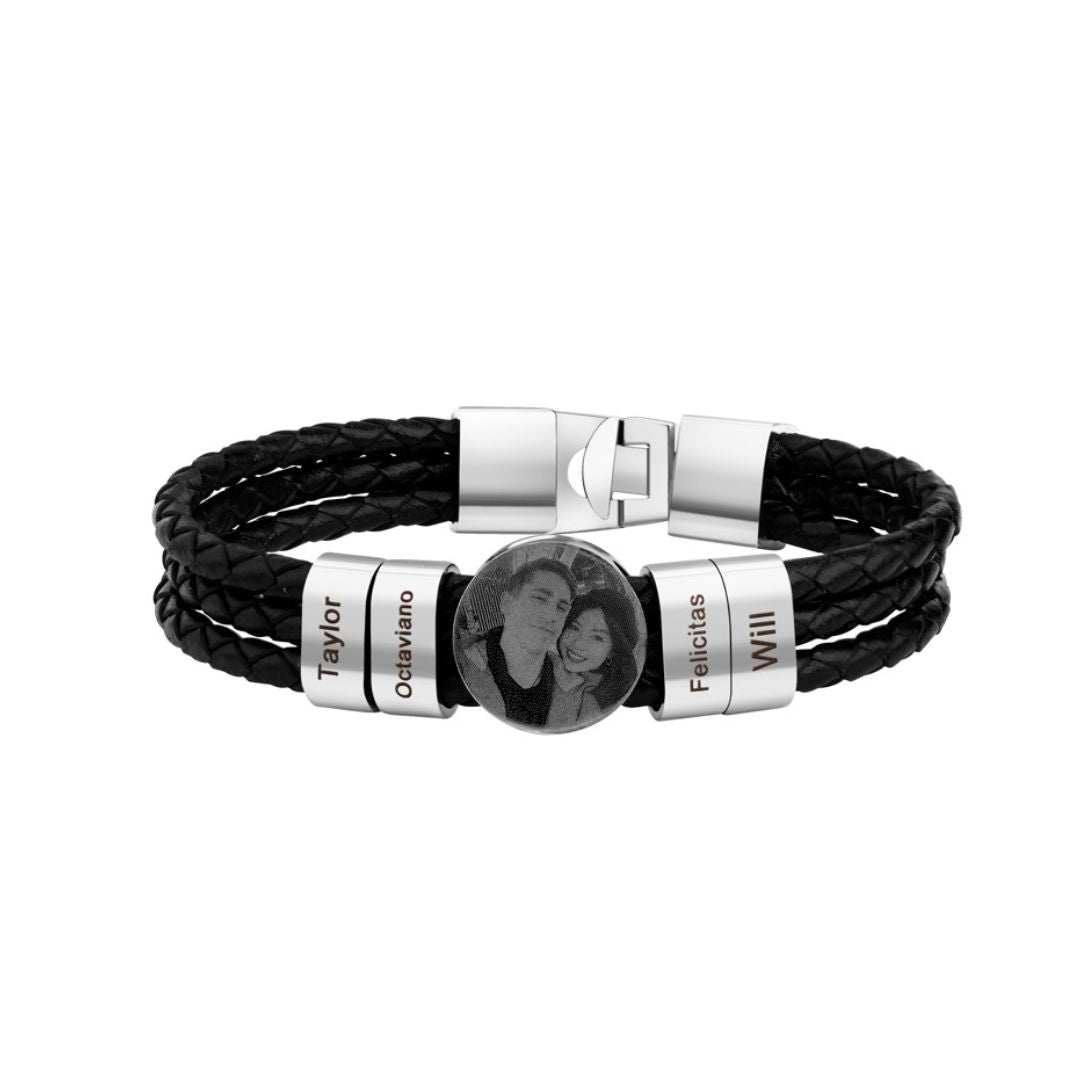 Pulsera de cuero con nombres y foto en color plateado, personalizada para hombre con cuatro cuentas grabadas ("Taylor," "Octaviano," "Felicias," "Will") y un dije central con foto grabada. Un regalo original y memorable para hombre.