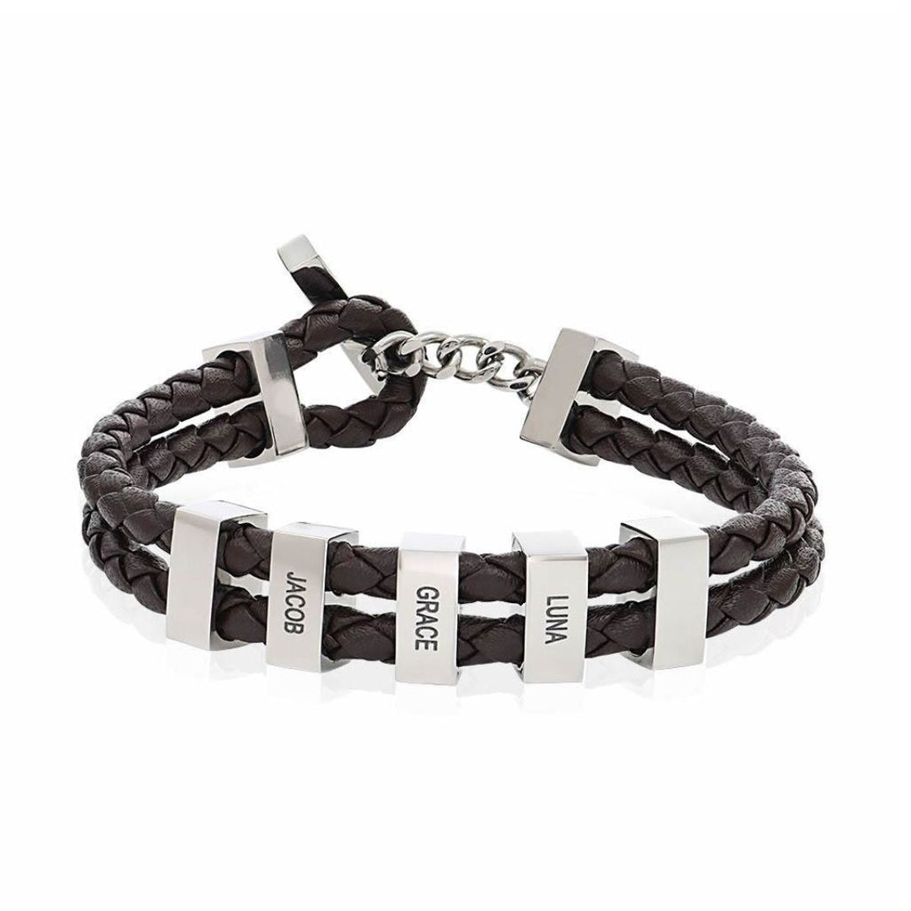 Pulsera de cuero para Papá en marrón oscuro, con tres cuentas rectangulares de plata personalizadas con los nombres JACOB, GRACE y LUNA. Cierre de plata; un regalo elegante y único para hombre.