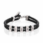 Pulsera de cuero para Papá: negra, trenzada, personalizada con seis dijes rectangulares de plata grabados (YOU, LOVE, CARREE, EMMA, LEWIS y CARRIE), cierre metálico y cadena. Un regalo perfecto para hombre.