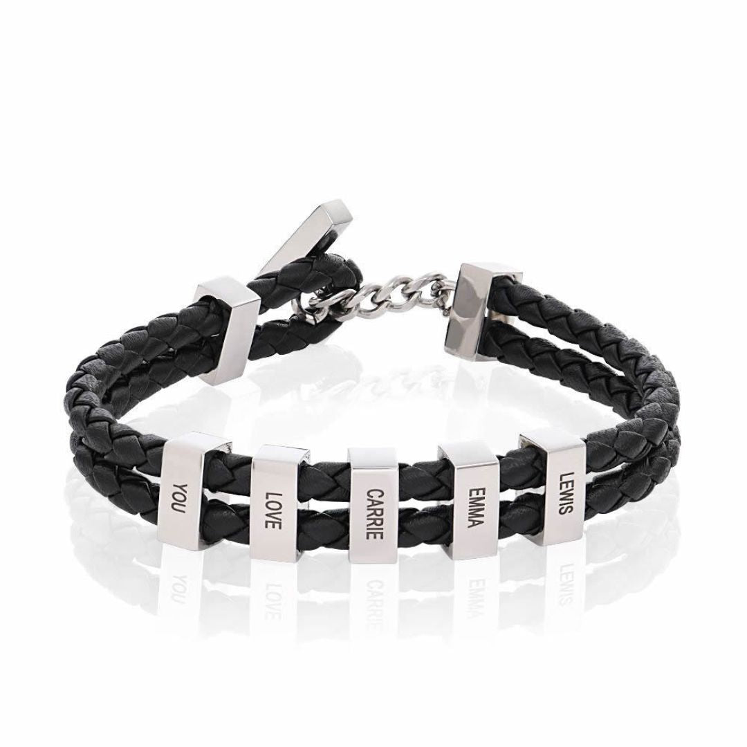 Pulsera de cuero para Papá: negra, trenzada, personalizada con seis dijes rectangulares de plata grabados (YOU, LOVE, CARREE, EMMA, LEWIS y CARRIE), cierre metálico y cadena. Un regalo perfecto para hombre.
