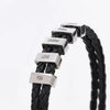 Pulsera de cuero para Papá en negro, personalizada con cinco cuentas rectangulares de plata grabadas con los nombres LEWIS, EMMA, CARRIE, LOVE y YOU. Fondo blanco; un regalo ideal para hombre.