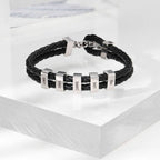 La Pulsera de cuero para Papá en color negro cuenta con seis cuentas rectangulares plateadas grabadas con los nombres LEWIS, EMMA, CARRIE, I, LOVE y YOU. Es el regalo perfecto para hombre.