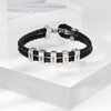 La Pulsera de cuero para Papá en color negro cuenta con seis cuentas rectangulares plateadas grabadas con los nombres LEWIS, EMMA, CARRIE, I, LOVE y YOU. Es el regalo perfecto para hombre.