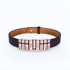 Pulsera de cuero personalizada con nombres en color oro rosa, grabada con nombres como Betty, Jackson, Olivia y DAD: un regalo único y especial para papá.