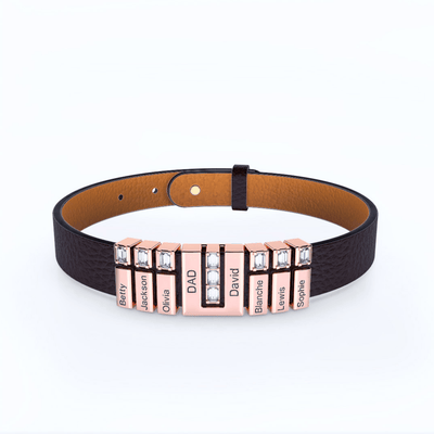 Pulsera de cuero personalizada con nombres en color oro rosa, grabada con nombres como Betty, Jackson, Olivia y DAD: un regalo único y especial para papá.