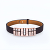 Pulsera de cuero personalizada con nombres en color oro rosa, grabada con nombres como Betty, Jackson, Olivia y DAD: un regalo único y especial para papá.