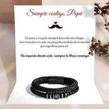 Cargar imagen en el visor de la galería, Detrás de la Pulsera de cuero - Siempre contigo Papá, aparece una tarjeta con el mensaje &quot;Siempre contigo, Papá&quot; y una sentida nota para papá. Las flores secas de la derecha añaden un toque de consideración a este regalo para padres.