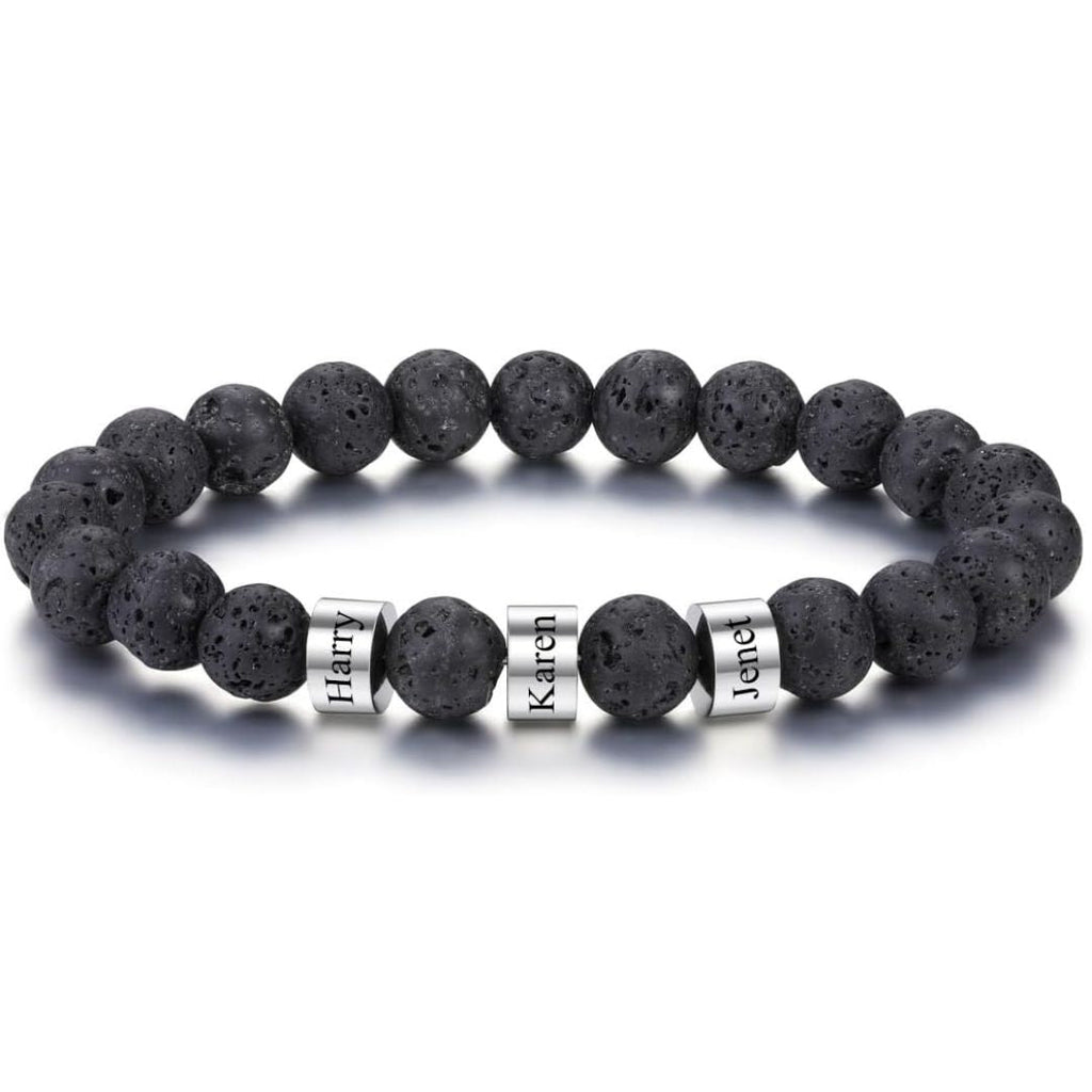 La Pulsera de piedra volcánica personalizada con cuentas negras y tres separadores plateados grabados con los nombres Harry, Karen y Janet es el regalo perfecto para papá en el Día del Padre.